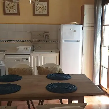 Atlantika, Solo Familias O Parejas Apartment
