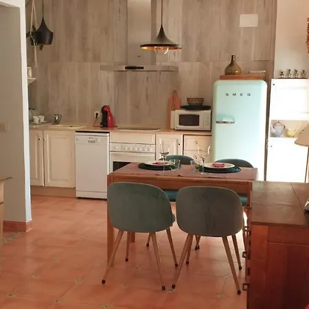 Atlantika, Solo Familias O Parejas Apartment